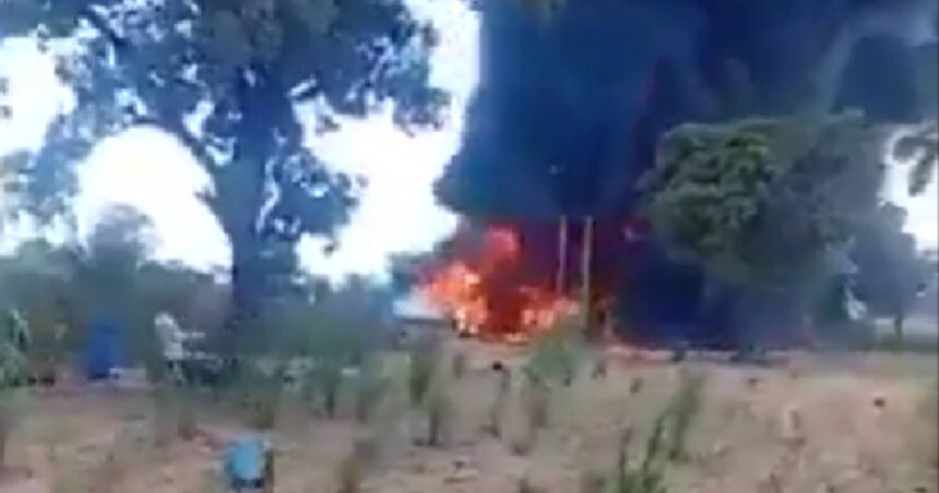Tragedie în Nigeria: Zeci de vieți pierdute în urma unei explozii devastatoare la o cisternă răsturnată 1 video zeci de oameni au murit cand adunau combustibil dintr o cisterna care s a rasturnat si a explodat in nigeria 68f88a69483f7