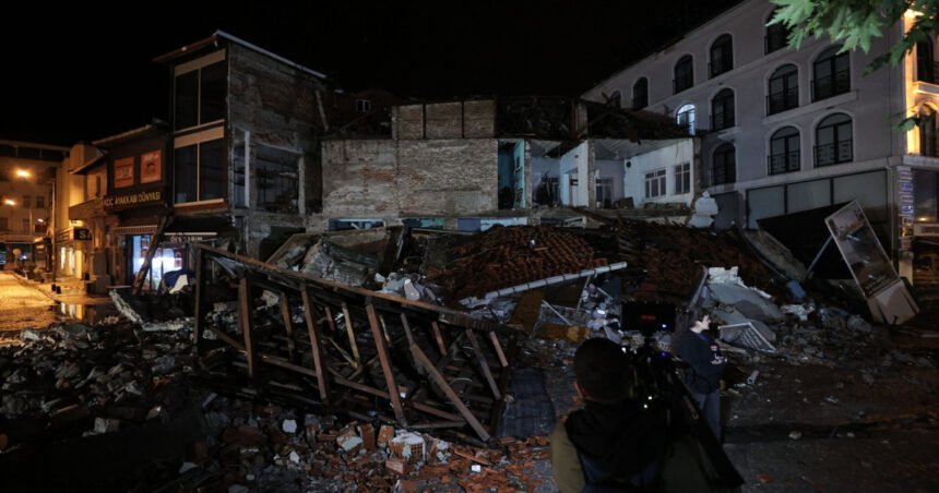 Cutremur devastator în Turcia: 26 de replici în doar o oră, iar școlile din Balîkeșir rămân închise marți 1 videofoto cel putin 26 de replici in decurs de o ora dupa cutremurul de 61 din turcia in provincia balikesir scolile sunt inchise marti 690061bd15706