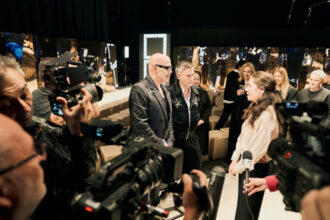 videofoto mesajul mirabelei gradinaru partenera presedintelui nicusor dan la intalnirea cu tinerii designeri la romanian fashion week bucuresti 68e6baa970f8b