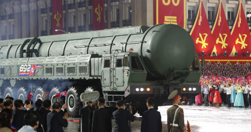 Spectacolul militar din Phenian: Kim Jong Un sărbătorește 80 de ani de partid unic cu mândrie! 1 videofoto parada militara la phenian cu ocazia celei de a 80 a aniversari a partidului unic cu ce s a laudat kim jong un 68e9fbfeec114