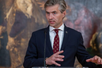 vizita asteptata a lui putin la budapesta starneste revolta in ue ministru lituanian locul lui este la haga in fata tribunalului 68f5f1d83f0d7