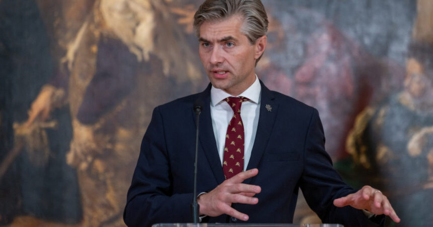 Vizita lui Putin la Budapesta provoacă indignare în Uniunea Europeană. Ministrul din Lituania afirmă: „Ar trebui să se prezinte la Haga, în fața justiției.” 1 vizita asteptata a lui putin la budapesta starneste revolta in ue ministru lituanian locul lui este la haga in fata tribunalului 68f5f1d83f0d7