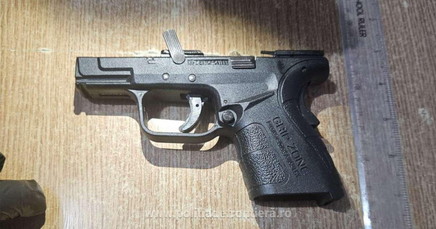 131 de pistoale peste 600 kg de tutun si sute de mii de tigari descoperite intr un autocamion care voia sa intre in tara 690e673c4e27d