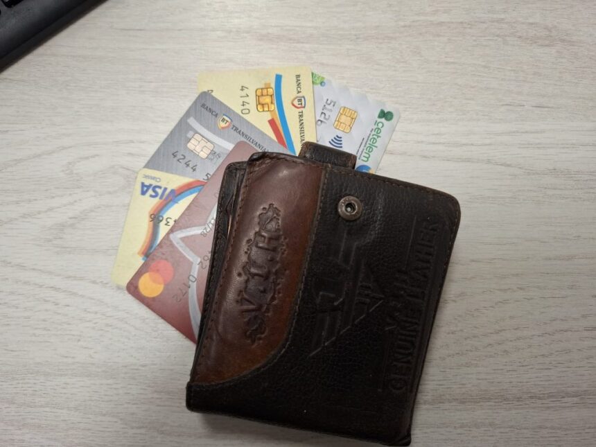 a furat un portofel si a folosit cardurile printr un ospatar in costinesti 691fc81768553