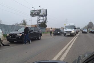 accident cu trei masini pe bulevardul aurel vlaicu traficul este ingreunat 6916df6bc39d1