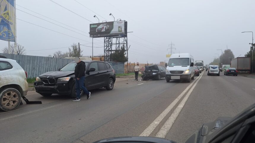 accident cu trei masini pe bulevardul aurel vlaicu traficul este ingreunat 6916df6bc39d1