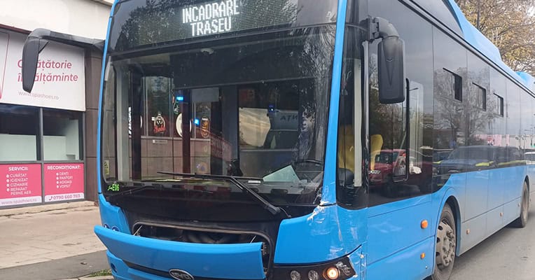 accident intre un autoturism si un autobuz in zona tomis 3 din constanta doua femei au ajuns la spital 6914780ee4fee