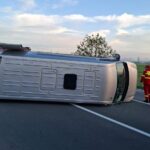accident pe dn3 intre pietreni si viisoara un microbuz cu 9 pasageri s a rasturnat intervin mai multe ambulante 69156e406c490