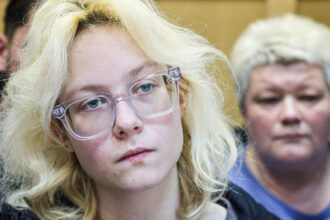 adolescenta rusa care a cantat piese anti putin in sankt petersburg a fugit din tara dupa ce a fost arestata de trei ori 692455a028858