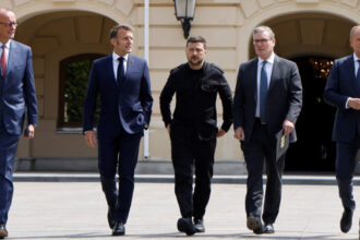 alerta la kiev zelenski i a sunat de urgenta pe macron starmer si merz dupa ce a aparut planul de pace trump putin 69205dd580ffa
