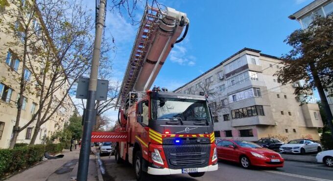 alerta pe bulevardul tomis din constanta pompierii intervin cu autoscara si cu descarcerarea 6926dbbdb78d4