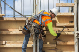 analiza peste 136 000 de muncitori non ue lucreaza legal in romania ce inseamna fenomenul pentru economie 6927188815fdf