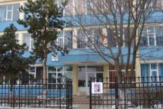 apel umanitar pentru un adolescent din mangalia crescut de fratele si bunica sa scoala gimnaziala nr 3 si asociatia de parinti albatros cer sprijinul pentru operatia ce l ar ajuta pe matei sa scape 690f5c5f4c5a2