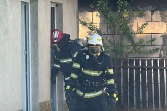 arde o casa in valu lui traian pompierii intervin cu mai multe autospeciale 6909c580dad4a