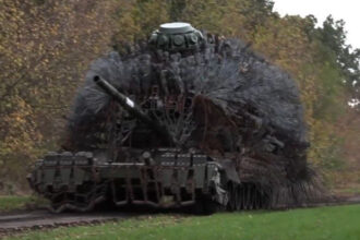 asaltul aricilor pentru a se apara de drone rusia echipeaza tancurile cu instalatii masive din cablu de otel 690ae33e6120f