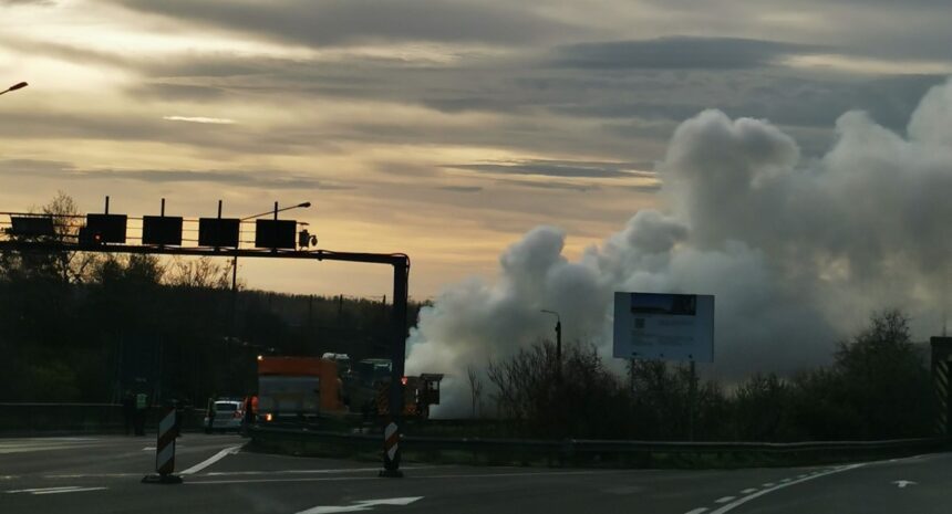 atentie soferi autostrada a2 blocata dupa ce un tir a luat foc aproape de statia de taxare de la fetesti 6927fbf0d75a9