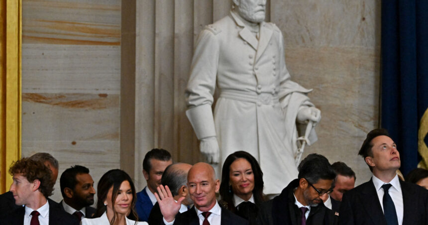 averea celor mai bogati 10 americani a crescut cu aproape 700 de miliarde de dolari de cand trump a redevenit presedinte 69090c177693e