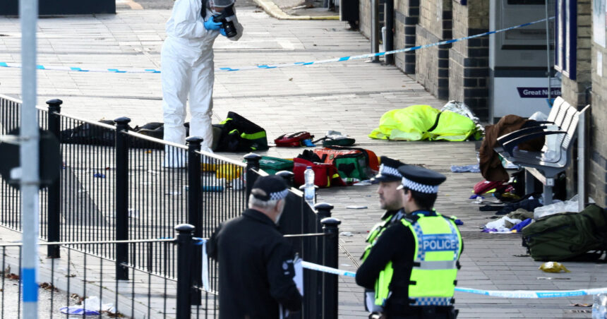 barbatii arestati pentru atacul din trenul care mergea spre londra sunt britanici politia nimic nu sugereaza o motivatie terorista 690766370b3e7