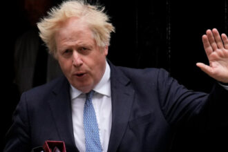 boris johnson critica planul de pace al lui trump putin sta intr un palat si zambeste ironic la incompetenta adversarilor sai 692491684b612