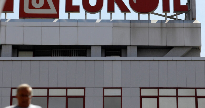 bulgaria suspenda temporar exporturile de combustibil catre ue din cauza sanctiunilor impuse lukoil de statele unite 690649710ff3c