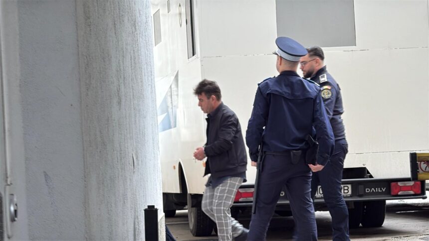 capul retelei din fabrica de mosteniri lucra in familie ce rol aveau fratele si cumnata lui si cum invarteau apartamentele si sumele mari de bani ale batranilor 69150aded6360