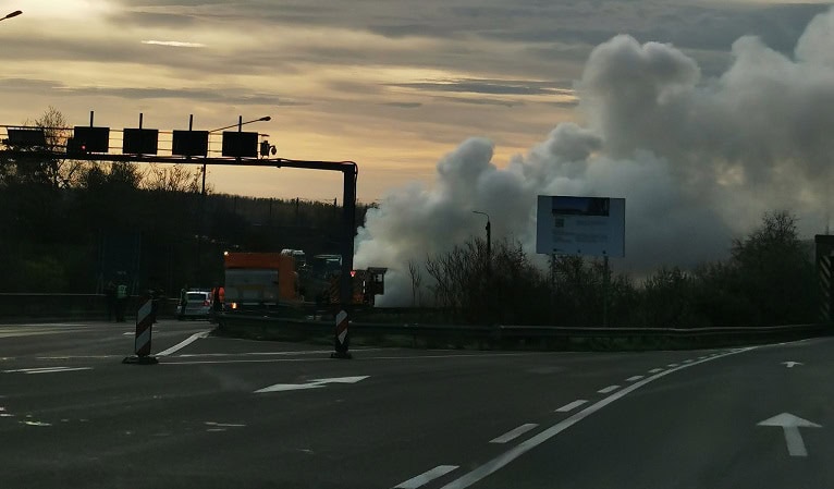 circulatie blocata pe autostrada a2 sensul spre capitala arde un ansamblu rutier incarcat cu nitrocalcar 692806512e181