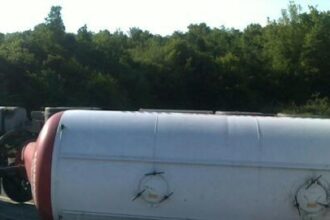 cisterna incarcata cu gpl rasturnata pe marginea unui drum din vaslui 692b4a6092eb4