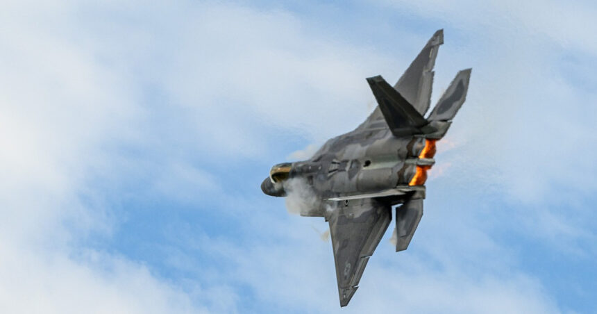 colaborare om masina pilotul unui f 22 a controlat cu succes o drona mq 20 avenger in zbor in timp ce se afla la mansa avionului 691edaee7c045