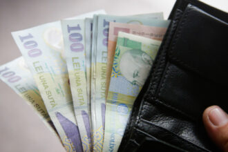 contabilul care ar fi furat 1 200 000 de lei de la doua scoli din sectorul 5 lasat in libertate el a fost pus sub control judiciar 690de528ae5b7