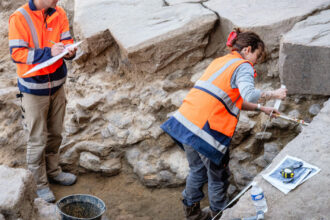 descoperire rara in franta un inel de aur vechi de 2 000 de ani dezvaluie misterele unui mormant roman fastuos 692bce41aea85