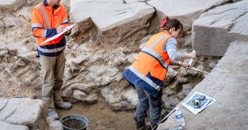 descoperire rara in franta un inel de aur vechi de 2 000 de ani dezvaluie misterele unui mormant roman fastuos 692bce41aea85