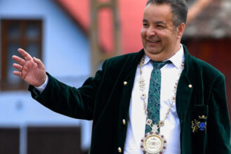 dorin cioaba autointitulat rege al romilor ii ironizeaza pe politicieni oare sunt singurul care are diplome pe bune 692c0d7a945fb