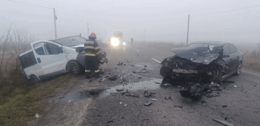 doua autoturisme s au ciocnit pe unde drum national in impact a fost implicat si un microbuz de transport persoane 691829e7894a2