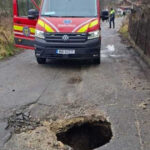 doua persoane au fost duse la spital dupa ce au cazut intr o groapa in asfalt in petrosani 69235c4aa9ef6