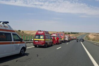 doua persoane ranite dupa ce o masina s a rasturnat la iesirea de pe a2 spre a4 69106dc59f6ae