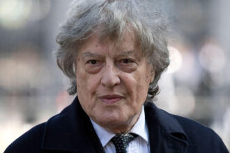 dramaturgul tom stoppard a murit la varsta de 88 de ani scenaristul a primit un oscar pentru shakespeare in love 692b5a1f9090a