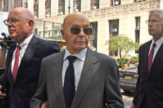 dupa rudy giuliani si changpeng zhao trump il gratiaza si pe miliardarul joe lewis fostul proprietar al clubului tottenham 6916e76b4fc26