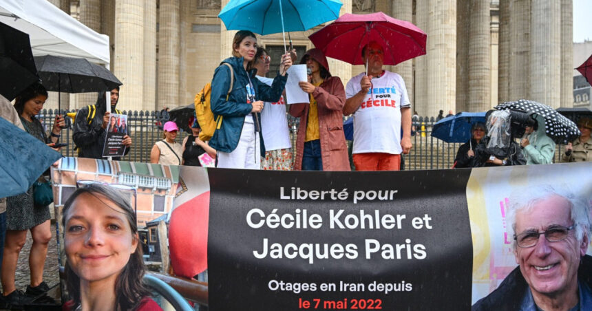 emmanuel macron anunta eliberarea a doi profesori francezi dupa trei ani de detentie in iran 690a64ac5f579