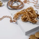 femeie acuzata de inselaciune cum a reusit sa pacaleasca mai multe persoane cu servetele si gablonturi 691de7d799460