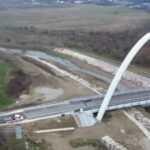 foto a fost finalizat podul cu cel mai mare arc parabolic din romania unde este amplasat si ce legaturi asigura 69275afcdbb1e