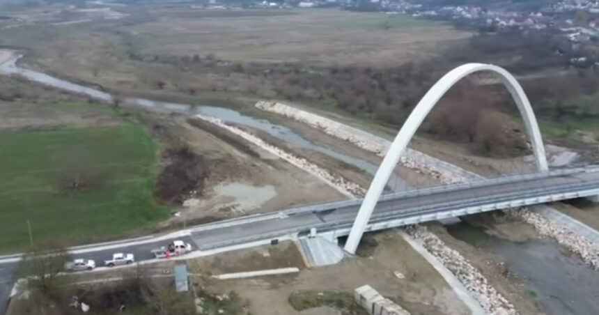 foto a fost finalizat podul cu cel mai mare arc parabolic din romania unde este amplasat si ce legaturi asigura 69275afcdbb1e