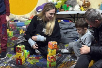 foto angelina jolie a facut o vizita surpriza intr un oras ucrainean devastat de razboi 690b9d804619b