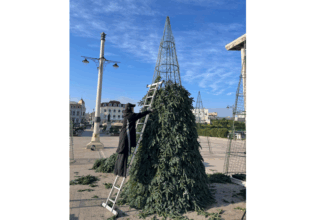 foto au inceput pregatirile pentru targul de craciun din constanta in piata ovidiu se monteaza primii brazi 6916d8841e353