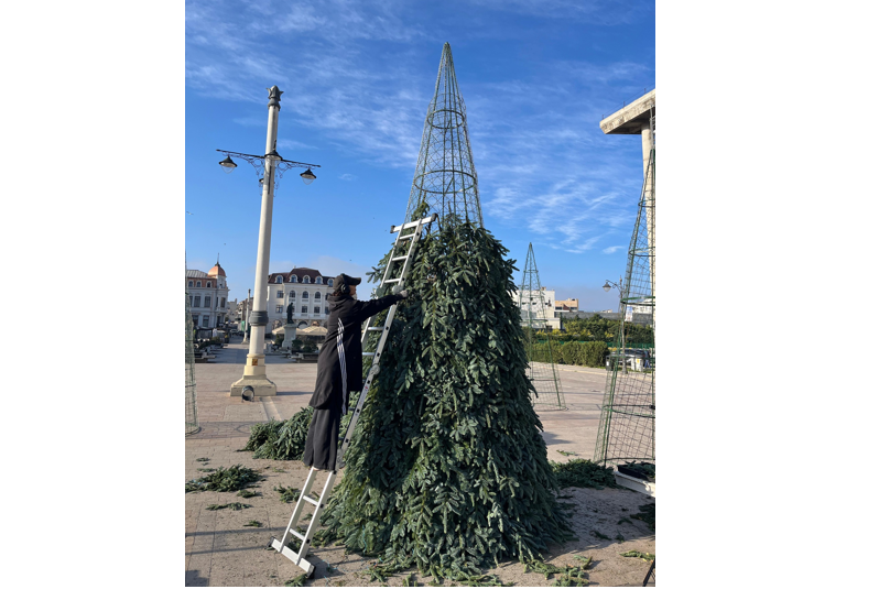 foto au inceput pregatirile pentru targul de craciun din constanta in piata ovidiu se monteaza primii brazi 6916d8841e353