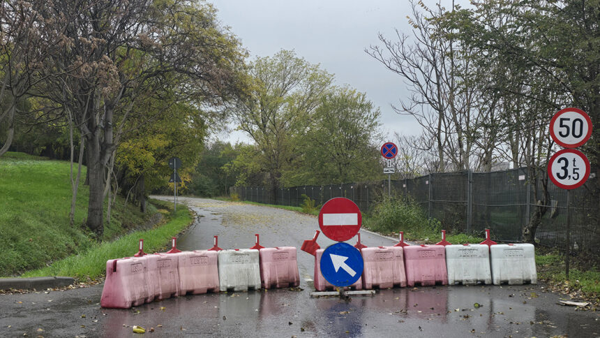 foto din cauza potentialului risc de surpare circulatia rutiera a fost inchisa pe o portiune a strazii valea portului 691d932eb927a