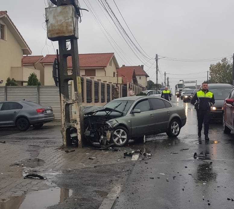 foto doua persoane au fost ranite dupa ce au intrat cu automobilul intr un stalp in lumina 690dd9d36abca
