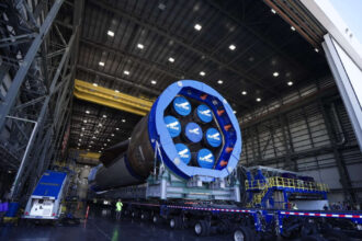 foto jeff bezos concureaza cu spacex blue origin dezvaluie planul pentru o versiune mai mare a rachetei new glenn 691f72217ec65