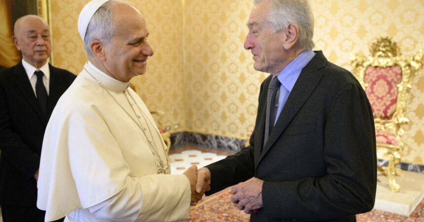 foto papa leon l a primit pe robert de niro la vatican ce cadou i a oferit actorului american 690e60265ef84
