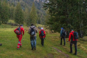 foto pe munte nu esti in civilizatie salvamont zarnesti solicitat sa intervina la un turist neechipat care le a transmis ca este ud 692363475e372