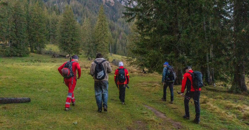 foto pe munte nu esti in civilizatie salvamont zarnesti solicitat sa intervina la un turist neechipat care le a transmis ca este ud 692363475e372